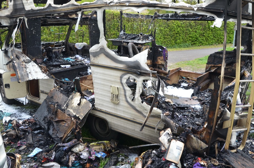 Wohnmobil ausgebrannt Koeln Porz Linder Mauspfad P049.JPG - Miklos Laubert